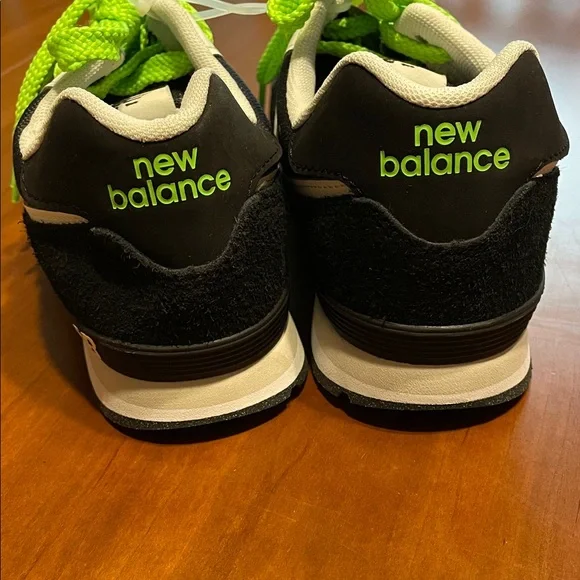 NWT 574 New Balance Kids Black Sneakers with Green Accents big kids size 7